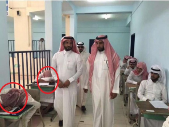 صورة محرجة لطالبين خلال تفقد مدير التعليم لسير الاختبارات