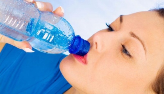 الشرب من الزجاجة يضر بالجلد