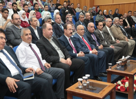 جامعة الزرقاء تكرم طلبتها المتفوقين