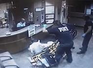 بالفيديو: مسعف يرمي مريضاً من على النقالة إلى أرضية المستشفى