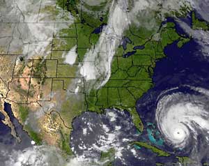 إجلاء الآلاف تحسبا للإعصار إيرل    