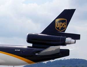 سقوط طائرة شحن ومقتل قائديها قرب مطار دبي الدولي 