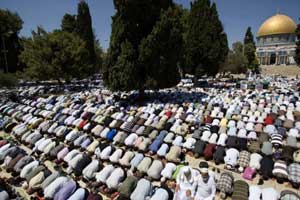 اكثر من 200 الف يؤدون صلاة الجمعة في المسجد الاقصى