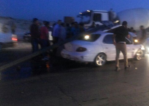 بالصور : بسبب حادث سير .. أزمة خانقة وسقوط عامود إنارة واصابات على اتوتوستراد الزرقاء