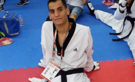 أردنيون يوزعون الحلويات احتفاء بالبطل ابو غوش