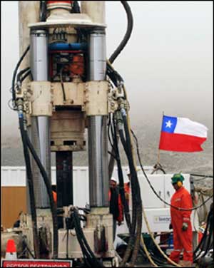  آلة حفر ثانية تصل الى العمال العالقين في المنجم