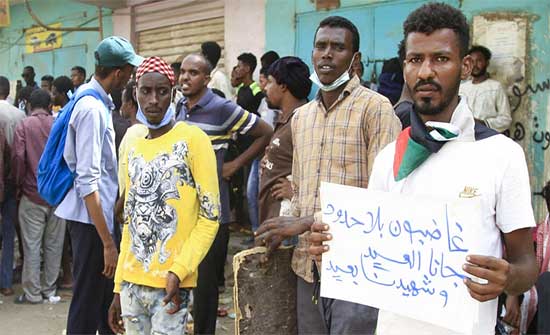 تواصل الاحتجاجات في السودان لليوم الرابع على التوالي مطالبة بحكم مدني تواصل الاحتجاجات في السودان لليوم الرابع على التوالي مطالبة بحكم مدني