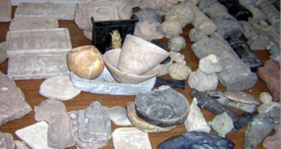 محتال قطع اثرية في قبضة الامن