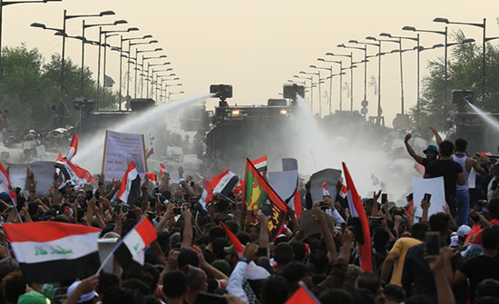 عود على بدء.. المحتجون يعيدون قطع الطرق في بغداد عود على بدء.. المحتجون يعيدون قطع الطرق في بغداد