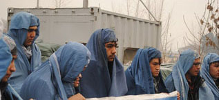 رجال أفغان يتظاهرون بالنقاب احتجاجا على انتهاك حقوق المرأة.