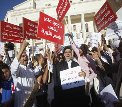 متظاهرون ليبيون يحاولون رفع الحصار عن مقر وزارة الخارجية متظاهرون ليبيون يحاولون رفع الحصار عن مقر وزارة الخارجية