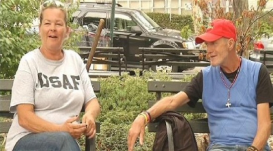 زوجان مشردان يحولان حديقة سكنا فيها إلى "جنة"