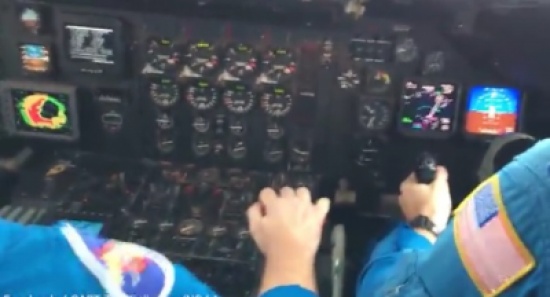 صوير مُخيف من داخل طائرة تحلّق في قلب إعصار “ماثيو”