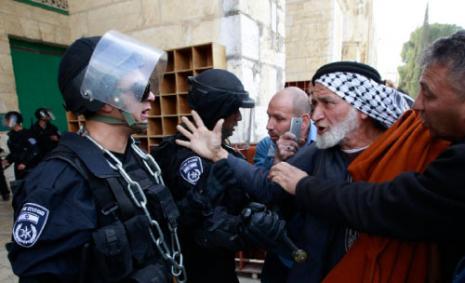اصابة مدير المسجد الاقصى في المواجهات بالقدس