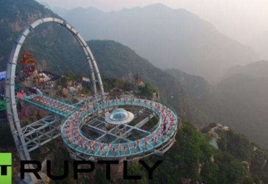 شاهد.. 150 صيني يمارسون تمارين اليوجا على ارتفاع 396 متر