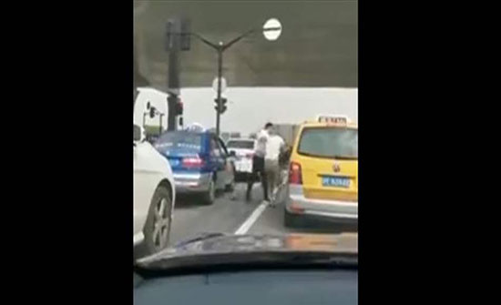 عراك رجلين ينتهي بطريقة غير متوقعة! (فيديو) عراك رجلين ينتهي بطريقة غير متوقعة! (فيديو)