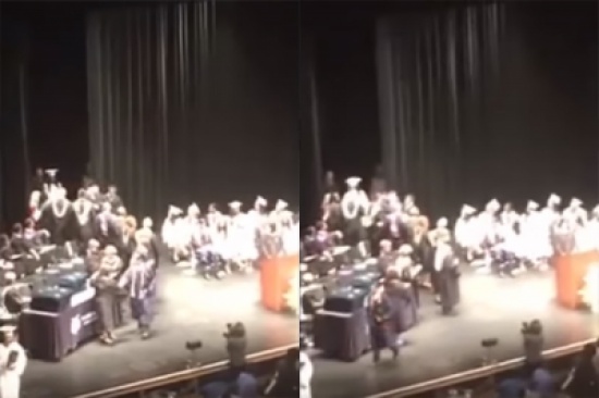 بالفيديو: في حفل تخرجه.. طالب يحاول ضرب مُعلميه