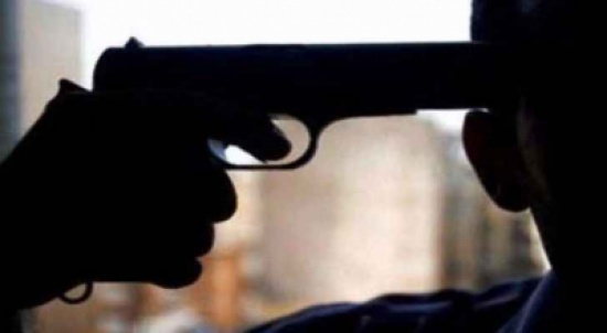سمع بوفاة والده.. فدخل غرفته وانتحر بمسدسه! سمع بوفاة والده.. فدخل غرفته وانتحر بمسدسه!