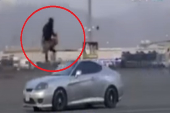 شاهد: قفزة الموت التي نفذها جندي سعودي ونالت إعجاب المغردين شاهد: قفزة الموت التي نفذها جندي سعودي ونالت إعجاب المغردين