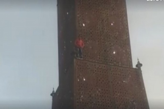 شاهد..  تونسي يحاول الانتحار للمطالبة بعودة أوباما لرئاسة أمريكا