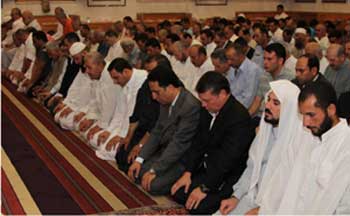 الملك يشارك المصلين صلاتي العشاء والتراويح