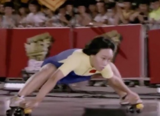 شاهد.. فتاة صينية تمر أسفل 18 سيارة بالمزلاج