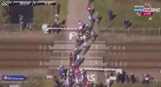 متسابقون يخاطرون بحياتهم أثناء عبور قطار