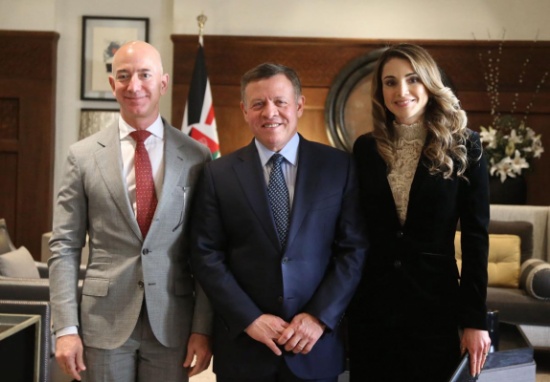 الملك يستقبل المؤسس والرئيس التنفيذي لشركة أمازون الملك يستقبل المؤسس والرئيس التنفيذي لشركة أمازون