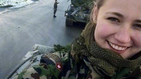 شاهد: صور سيلفي مثيرة تسببت بأزمة لحسناوات جيش سويسرا