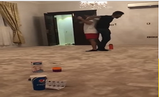 بالفيديو: سقوط عنيف لشاب أثناء مزاحه مع صديقه