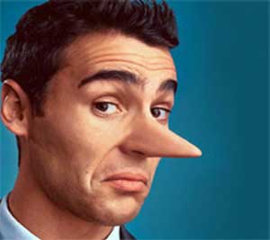 من الابتسامة ولغة الجسد تعلم كيف تكشف الكاذبين