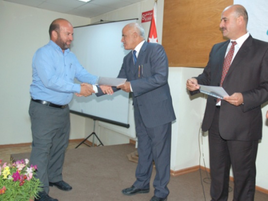 رئيس "الطفيلة التقنية" يكرم الأمن الجامعي ( صور )