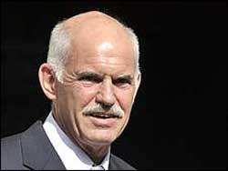 نجاة وزير المالية اليوناني من تعديل وزاري