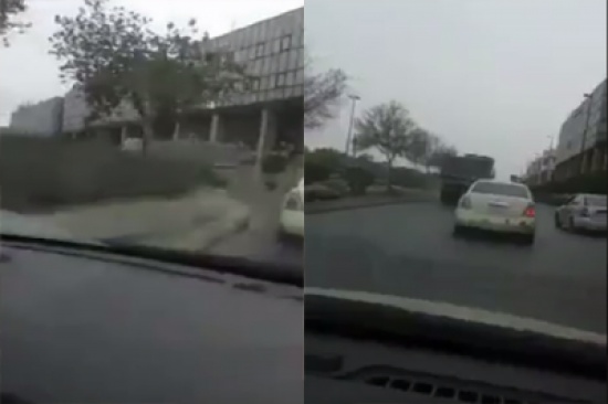 بالصورة.. تصرف إجرامي لسائق شاحنة يقوم بدفع سيارة عائلة بطريقة جنونية بالصورة.. تصرف إجرامي لسائق شاحنة يقوم بدفع سيارة عائلة بطريقة جنونية
