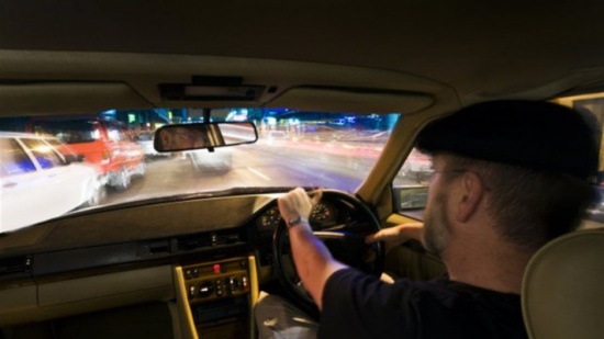 لم تدفعا لسائق التاكسي أجرته... فماذا فعل؟