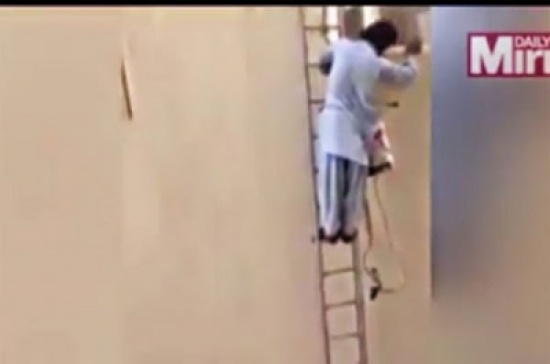شاهد.. عامل هندي معلق على ارتفاع 20 متراً لإصلاح مكيف