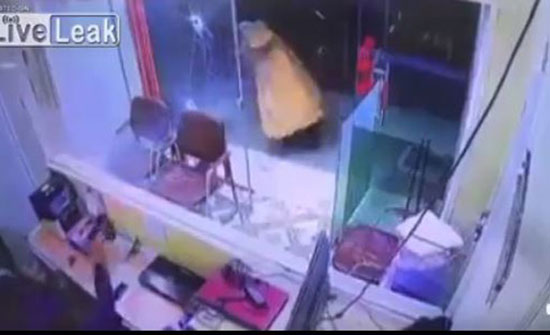 مالك شركة صرافة يتصدى لعملية سطو مسلح (فيديو) مالك شركة صرافة يتصدى لعملية سطو مسلح (فيديو)