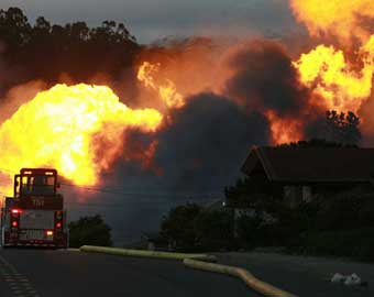 انفجار يشعل حرائق ضخمة بكاليفورنيا 