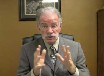 مليونير زوجته جمعت الحطب للمصاحف وابنته تبرأت منه