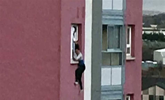 جريمة في وضح النّهار.. وصورة تكشف "اليد الخفية"! جريمة في وضح النّهار.. وصورة تكشف "اليد الخفية"!
