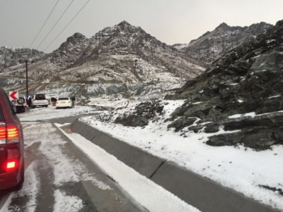 شاهد: تساقط ⁧‫الثلوج‬⁩ على ⁧‫الإمارات وعُمان‬⁩ ‏