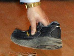 عدوى حذاء الزيدي تطال رئيس الوزراء اليوناني