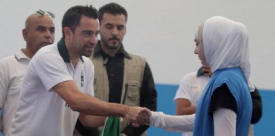بالصورة ... الاسباني تشافي يلتهم " المنسف " بالصورة ... الاسباني تشافي يلتهم " المنسف "