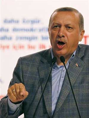 فوز اردوغان في استفتاء بشأن الاصلاحات يعزز فرصه في الانتخابات