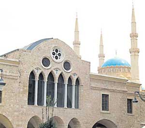 المسلمون يزرعون الزهور في حديقة كنيسة البشارة في العبدلي 