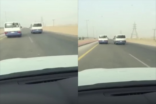 فيديو: سائقا حافلتين تقلان طالبات يتلاعبان على الطريق بسرعة جنونية