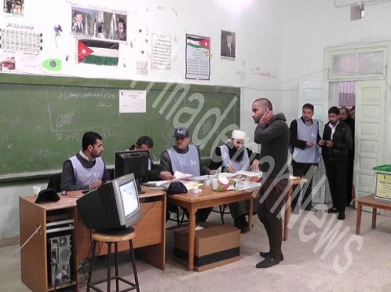 ناخبون جرش يشتكون بطء اجراءات التصويت ( صور )
