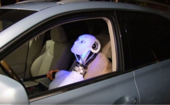 رجل ينفذ مقلبًا في موظفين مطاعم برجل آلي.. شاهد ردة فعلهم