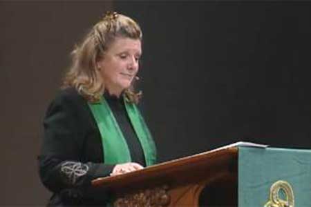 قسيسة أمريكية تُدافع عن المركز الإسلامي وتصف "جونز" بالجنون