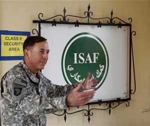 بتريوس يحث على تحسين استخدام عملية التعاقد في افغانستان